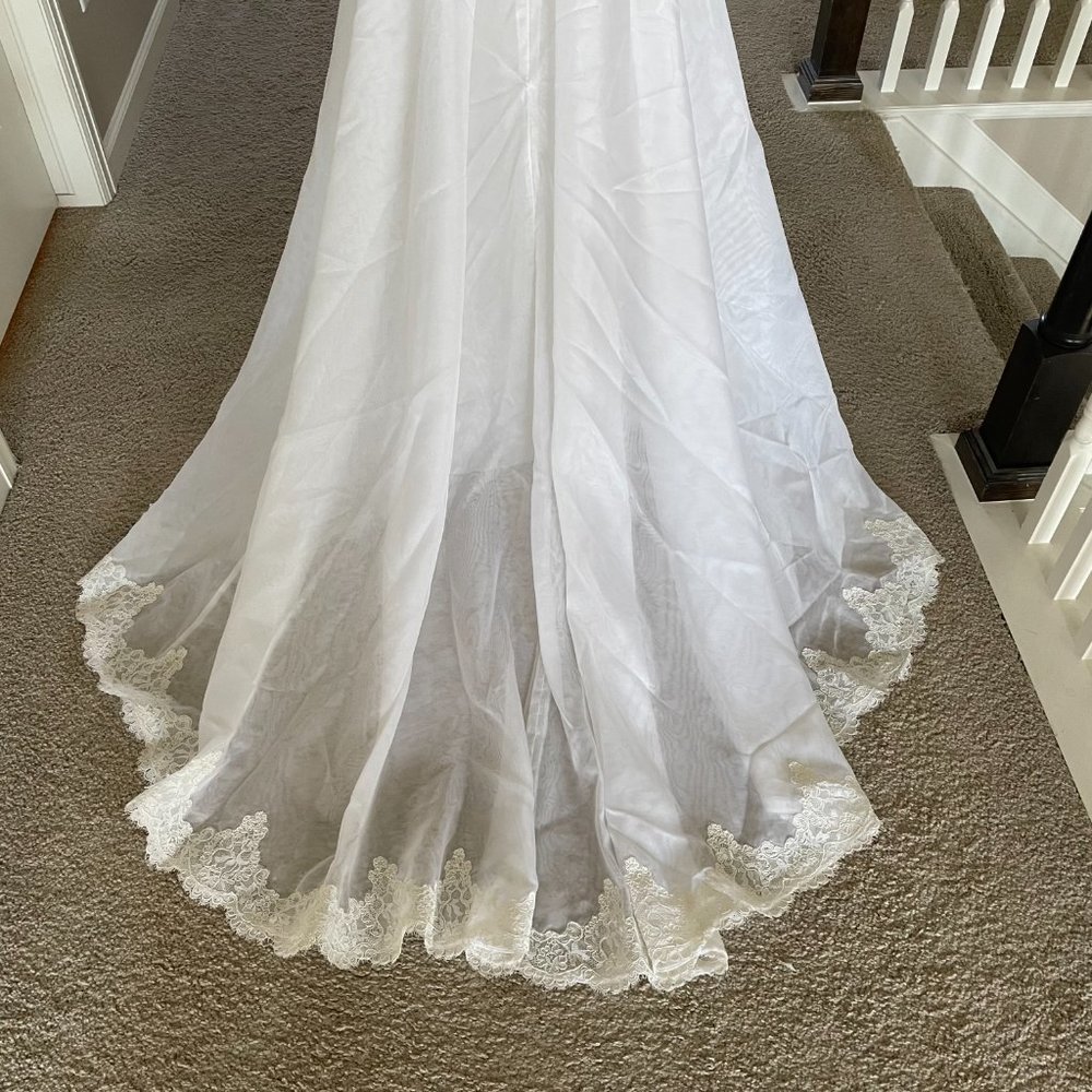 Vintage Lace Wedding Gown and Veil - Picture 4 of 15